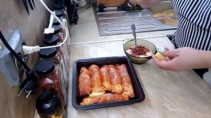 Куриные бедра без кости запеченные с сыром в сметном соусе - пальчики оближешь!