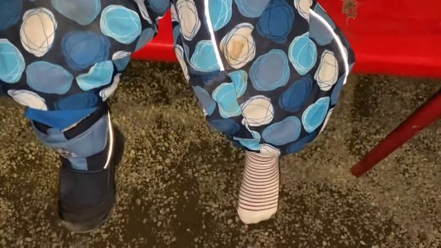 Ребёнок потерял ботинок на детской площадке во время прогулки с мамой смотреть онлайн