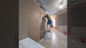 Поклейка фрески в кухне, безвоздушное нанесение обойного клея.