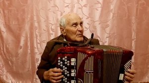 Виктор Тищенко играет на баяне и поет песню Хвастать милая не стану