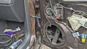 Audi A4 B8 плохо закрывается дверь, замена ограничителя двери, снятие обшивки