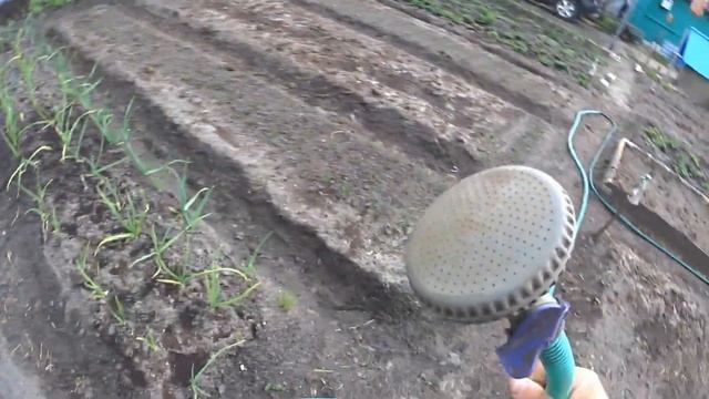 Устали бегать с лейками по участку? Малыш рулит! смотреть онлайн