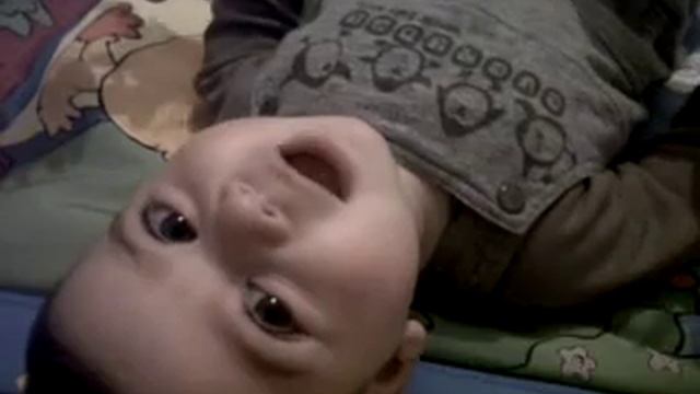 Амир орет дурным голосом и бьет себя игрушкой по башке смотреть онлайн