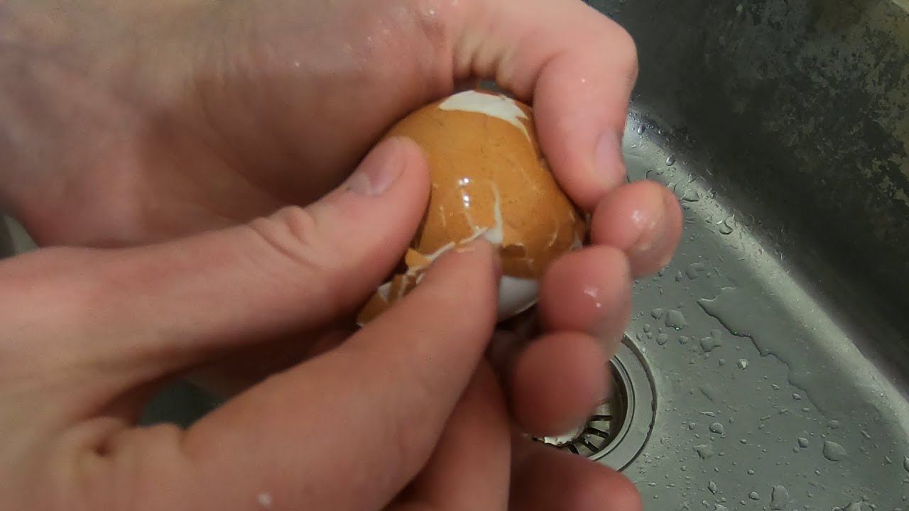 Как очень быстро очистить яйцо в стакане с водой
