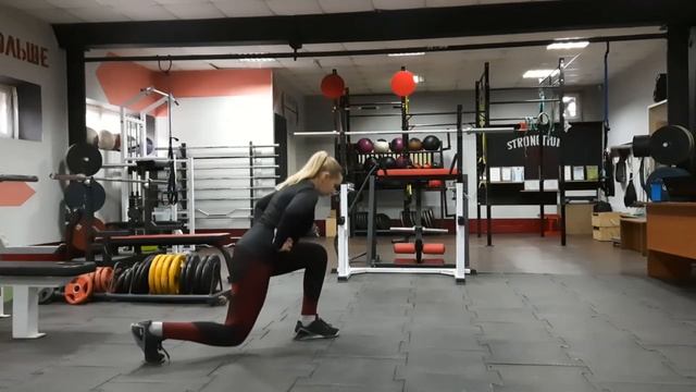 Обратные выпады с наклоном корпуса вперёд смотреть онлайн