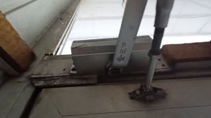 Петли на алюминиевой двери стёрлись на половину, ригель провис,а доводчик некуда крепить