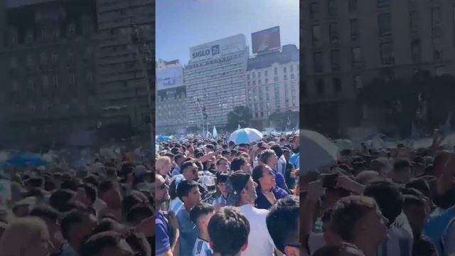 Люди в Аргентине залезли на столбы, безумная радость!