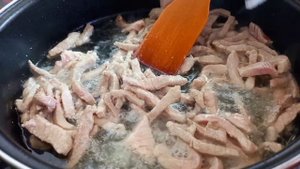ЖАРЕНЫЕ ЧЕСНОЧНЫЕ СТРЕЛКИ С МЯСОМ.КОРЕЙСКИЙ САЛАТ