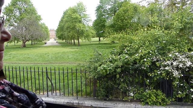 P1010788 London, tour guide describes Kensington Palace. смотреть онлайн