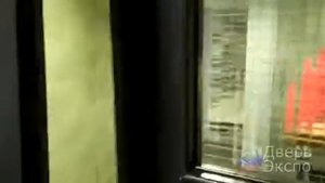 Маятниковая дверь в помещении