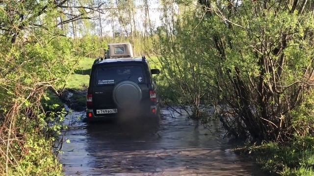 УАЗ-469, Jimny и два Патриота едут в брод смотреть онлайн