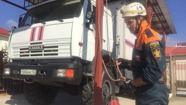 КАК ПОДНЯТЬСЯ НА ДЕРЕВО НА ВЕРЕВКЕ / ВЫТЯГИВАЕМ СЕБЯ ПРИ ПОМОЩИ УЗЛА 
