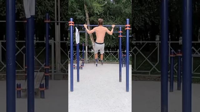фристайл-тренировка на спортплощадке: пишущая машинка на перекладине #workout #fitness dzen.ru/m40r смотреть онлайн