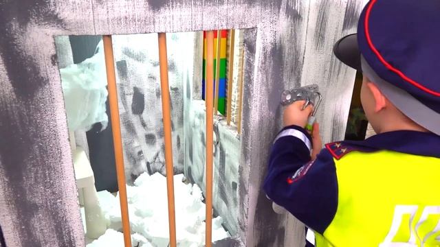Малыш как полицейский ловит воришку. Побег из полицейской тюрьмы