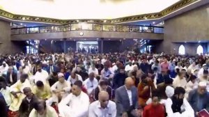 Промежуток времени сотни мусульман празднуют Курбан-Байрам