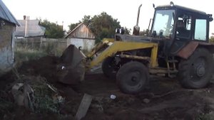 Трактор работает