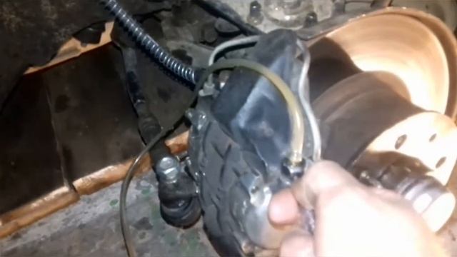 ОПАСНАЯ автотеория! Прокачивать тормоза с помощником или самотеком?