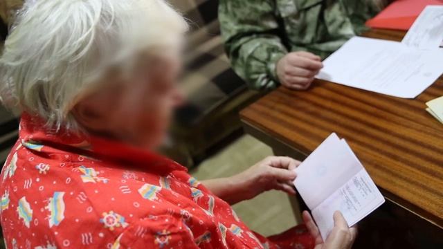 Сотрудники ОВМ вручили паспорта граждан РФ пациентам ЛРКПБ