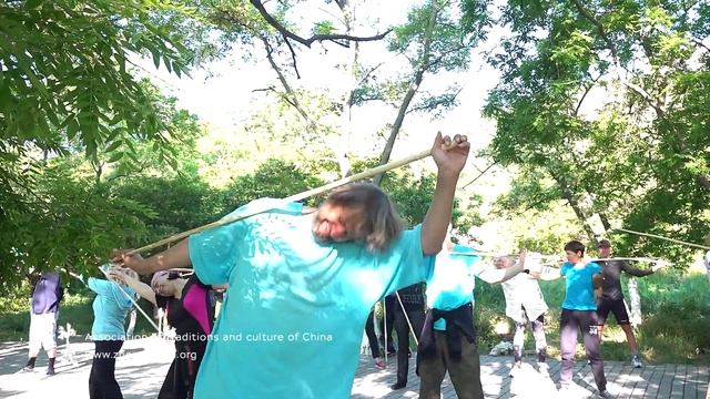 Гимнастика с палкой для шеи и плечевого пояса. Му Юйчунь.