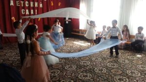 Танец с полотнами: Детство