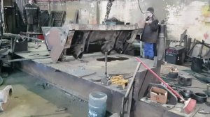 Ремонт переднего ковша экскаватора-погрузчика