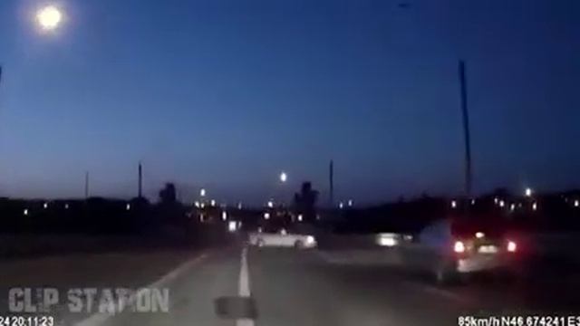 Вот такие случае бывают на дороге???? смотреть онлайн