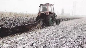 Трактор юмз6 з плугом плн 3-35 оре засніжений город.