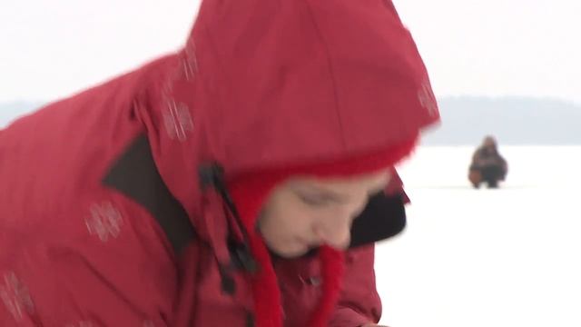 Зимняя рыбалка на озере Белое-Котлярово. Секреты ловли и поиски леща. Видео-обзор "Получи леща!" смотреть онлайн