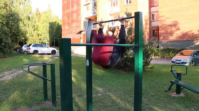 Трюки на турнике. Старый мем.