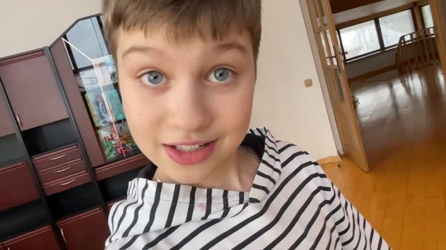 Ева и Фло играют в дом который построил Сема Лучший домик из алиэкспресс