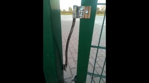 Простейший самодельный дверной доводчик