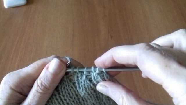 Макушка шапки, связанной резинкой 3 лиц.×1 изн. // Closing the top of the cap.