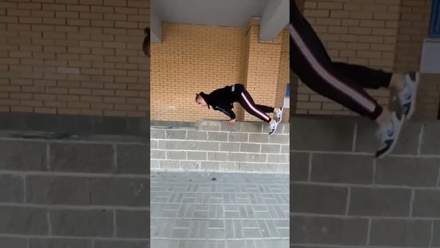 Паркур комбинация ? Оцените ? #паркур #фриран #сальто #спорт #экстрим #трюки #alexeykruk #pkfr смотреть онлайн