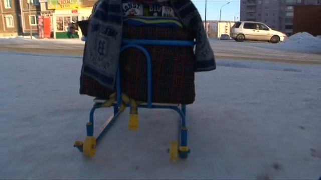 Кучи снега на обочинах дорог в Братске мешают водителям и пешеходам смотреть онлайн