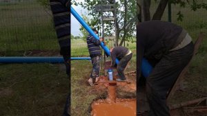 Установка трубы в скважину.