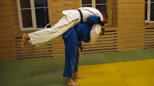 Подводящее упражнение для бросков вперед на примере броска через спину(плечо).