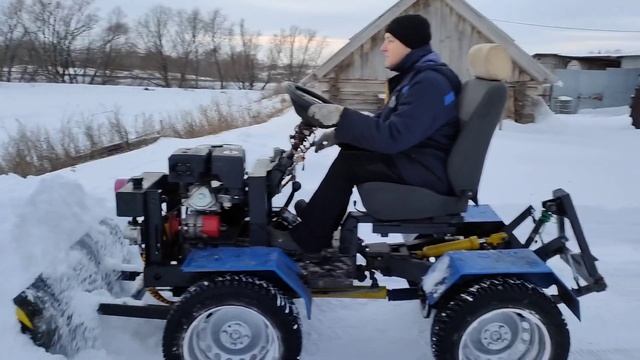 Расчистка снега .Самодельный мини трактор переломка. смотреть онлайн