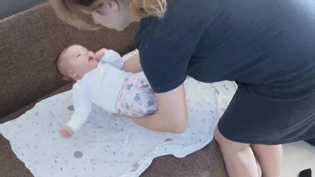 Как и зачем держать новорожденного ребенка столбиком после кормления? смотреть онлайн