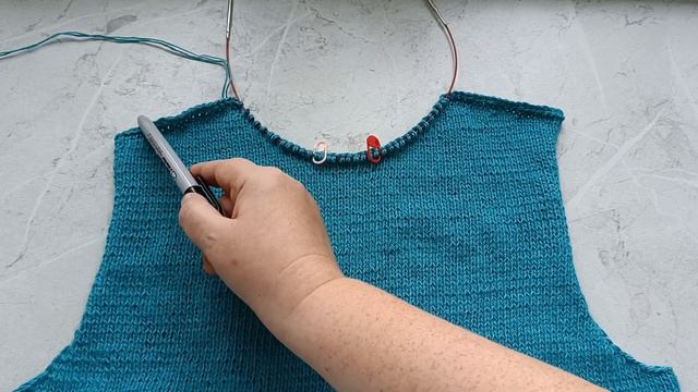 Лайфхак. Безотрывное вязание скоса плеч и горловины. #лайфхаки #вязание #безотрывноевязание