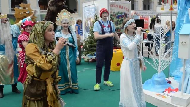 Снегурочка и Кикимора Вятская -- Друзья, давайте верить в чудеса! смотреть онлайн