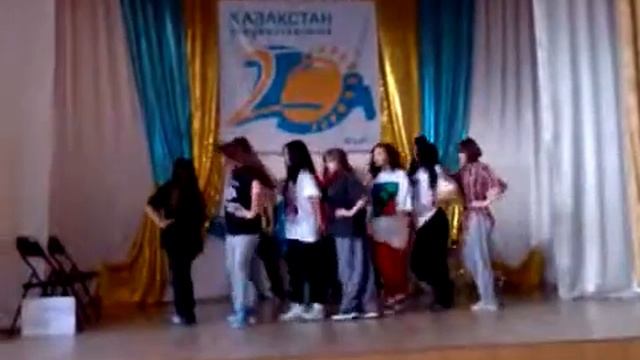 Молодежные танцы на сцене