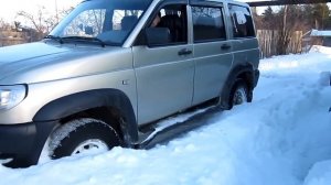 УАЗ Патриот в зимней деревне