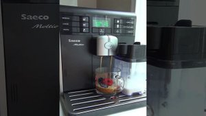 Кофе машина Saeco HD8769 приготовление кофе.