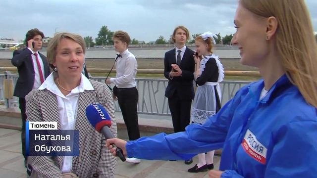 Выпускники тюменских школ станцевали вальс на набережной