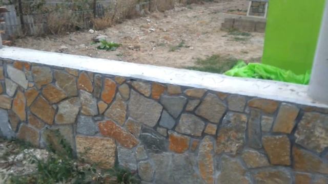 Цоколь с камня и забор с круглыми колонами смотреть онлайн