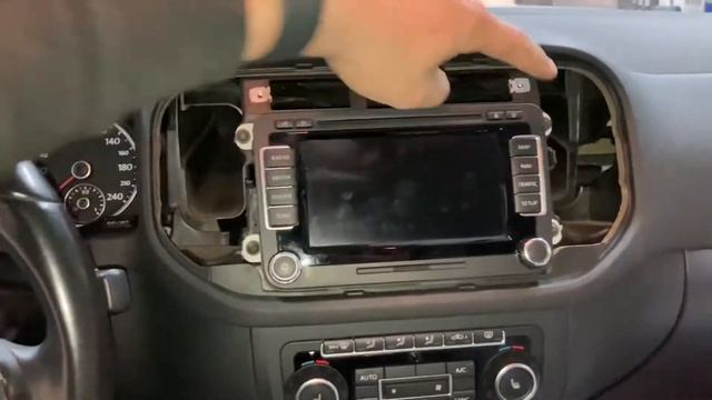 Volkswagen Tiguan как снять штатную магнитолу смотреть онлайн