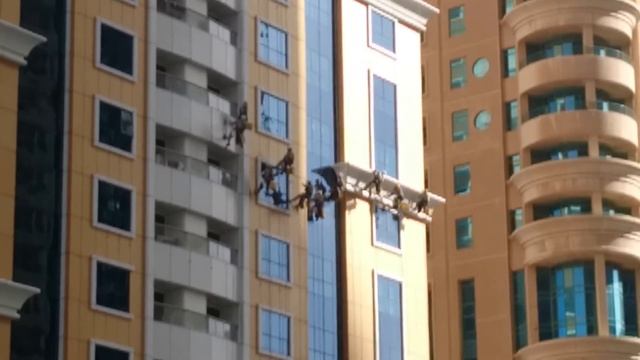 Как моют окна в небоскребах в Дубае смотреть онлайн