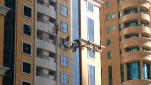 Как моют окна в небоскребах в Дубае