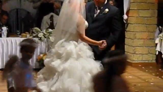 Дети - ангелочки.Первый танец..wmv смотреть онлайн