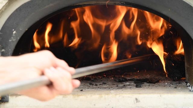Operating a Wood Fired Oven - How to Use a Wood Fired Oven смотреть онлайн
